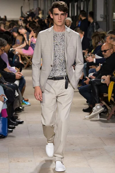 Look 3